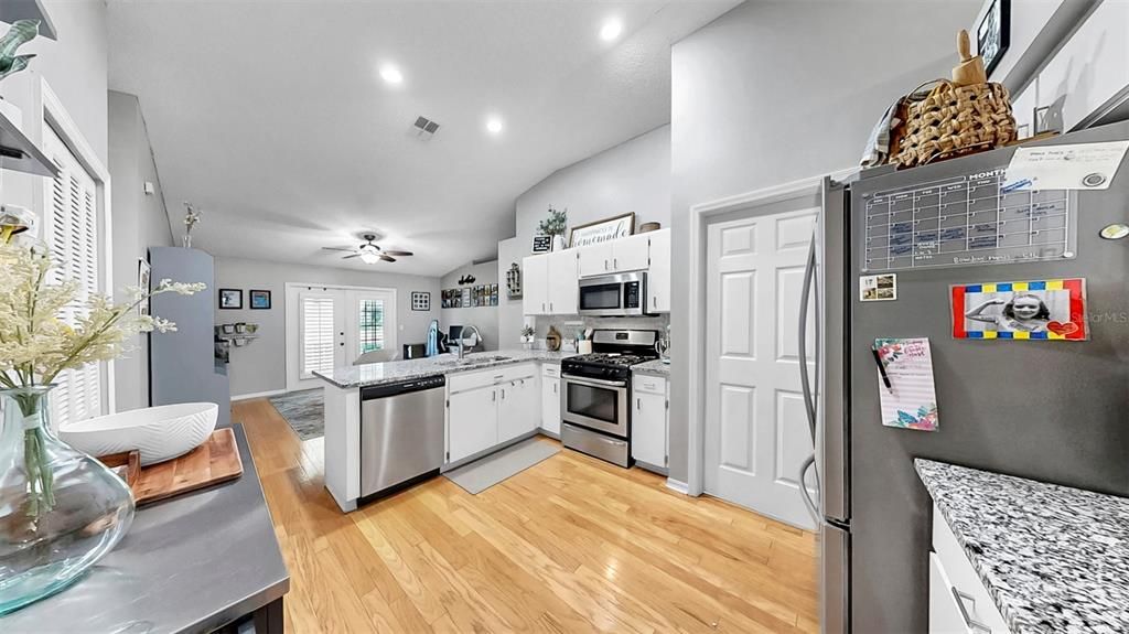 Activo con contrato: $375,000 (3 camas, 2 baños, 1401 Pies cuadrados)