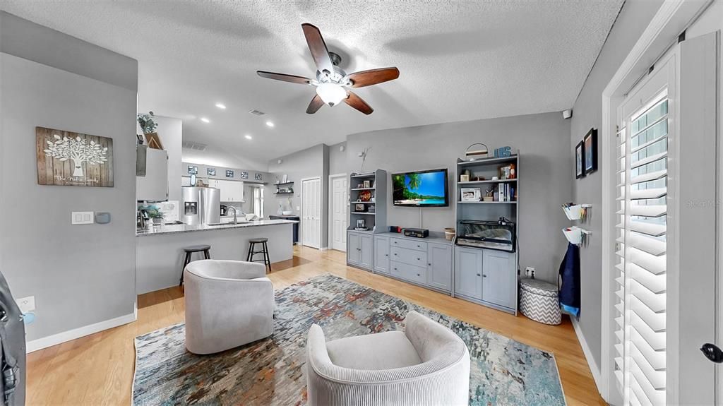 Activo con contrato: $375,000 (3 camas, 2 baños, 1401 Pies cuadrados)