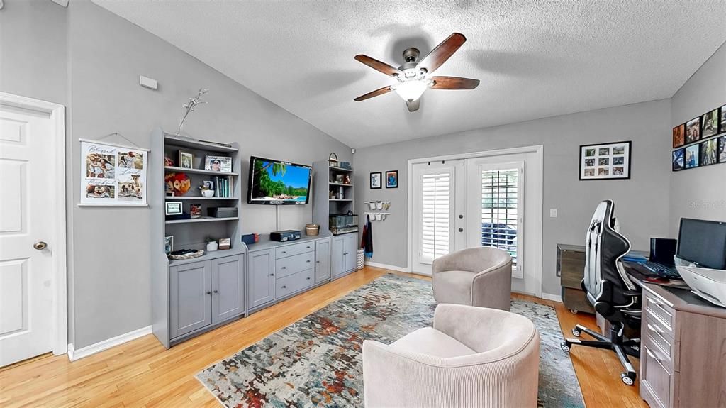 Activo con contrato: $375,000 (3 camas, 2 baños, 1401 Pies cuadrados)