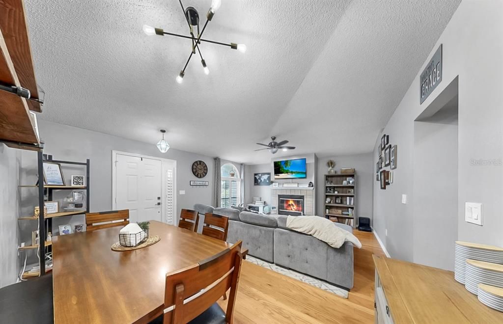 Activo con contrato: $375,000 (3 camas, 2 baños, 1401 Pies cuadrados)