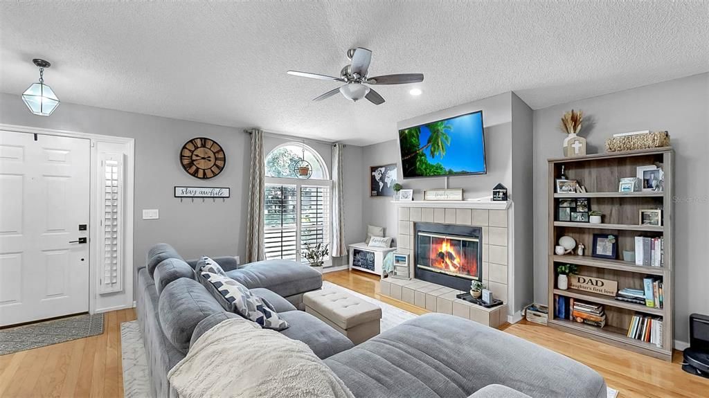 Activo con contrato: $375,000 (3 camas, 2 baños, 1401 Pies cuadrados)