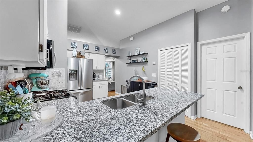 Activo con contrato: $375,000 (3 camas, 2 baños, 1401 Pies cuadrados)