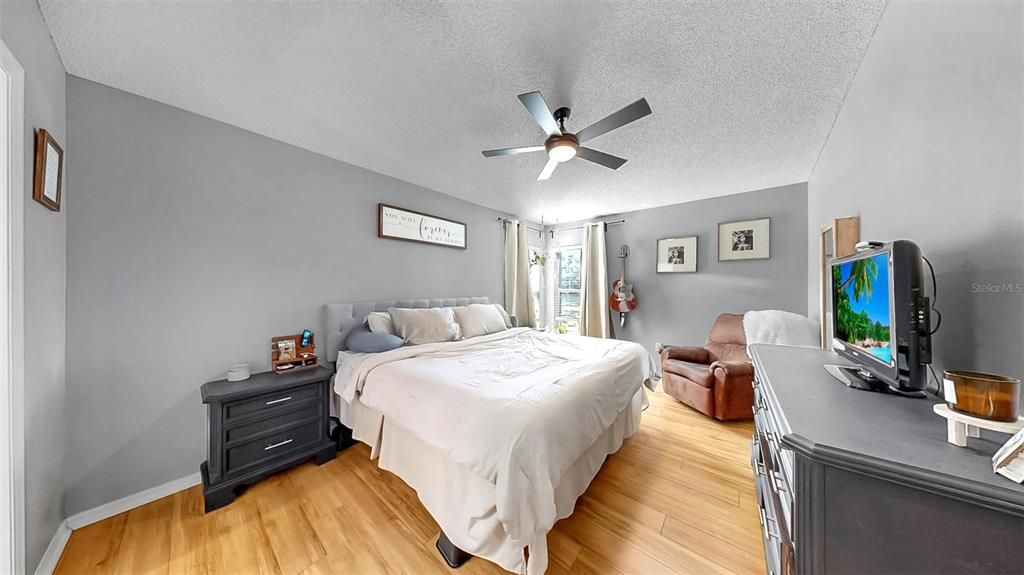 Activo con contrato: $375,000 (3 camas, 2 baños, 1401 Pies cuadrados)