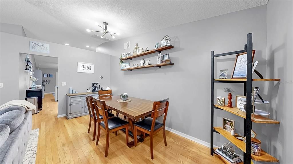 Activo con contrato: $375,000 (3 camas, 2 baños, 1401 Pies cuadrados)