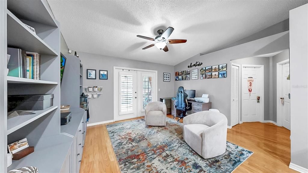 Activo con contrato: $375,000 (3 camas, 2 baños, 1401 Pies cuadrados)