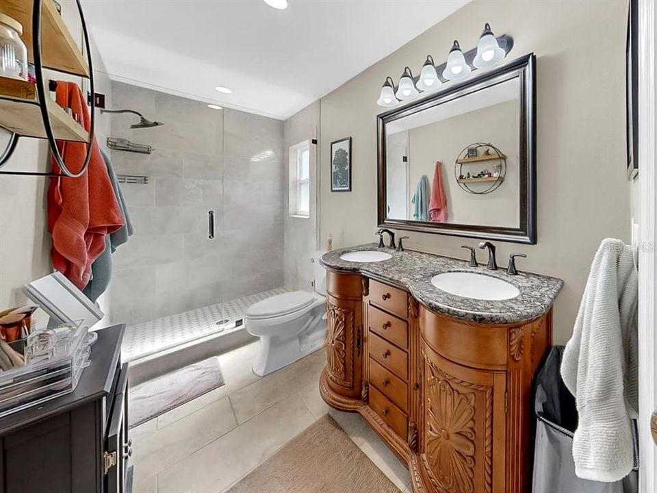 Activo con contrato: $375,000 (3 camas, 2 baños, 1401 Pies cuadrados)