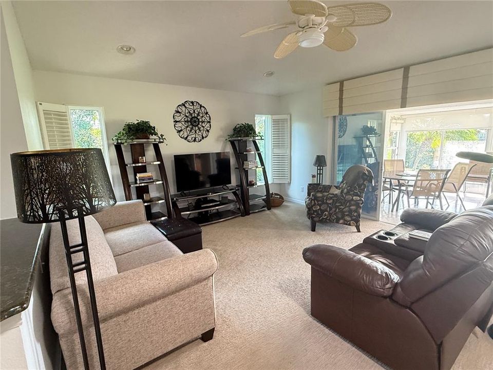 合同活跃: $2,450 (2 贝兹, 2 浴室, 1700 平方英尺)