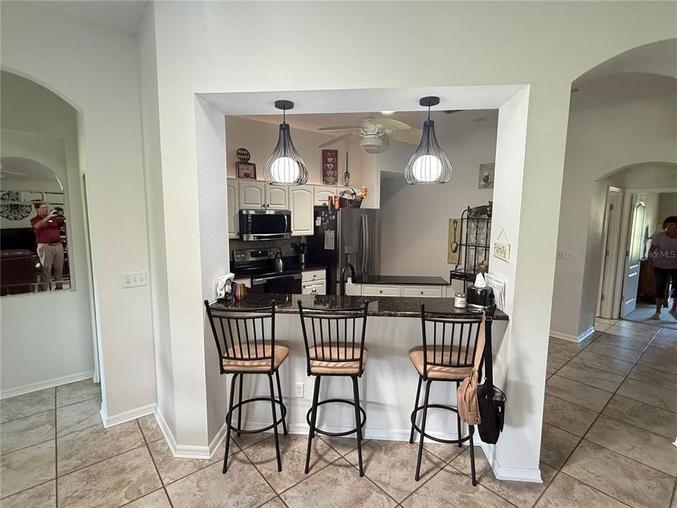 合同活跃: $2,450 (2 贝兹, 2 浴室, 1700 平方英尺)