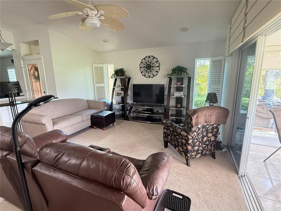 合同活跃: $2,450 (2 贝兹, 2 浴室, 1700 平方英尺)