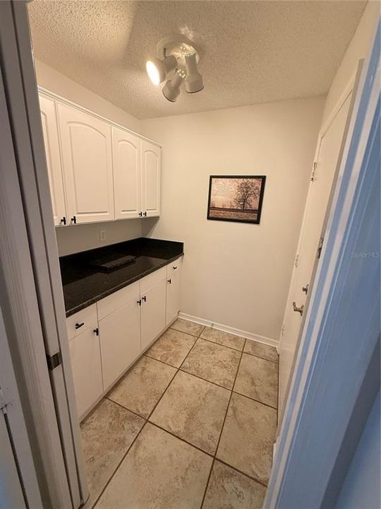 合同活跃: $2,450 (2 贝兹, 2 浴室, 1700 平方英尺)