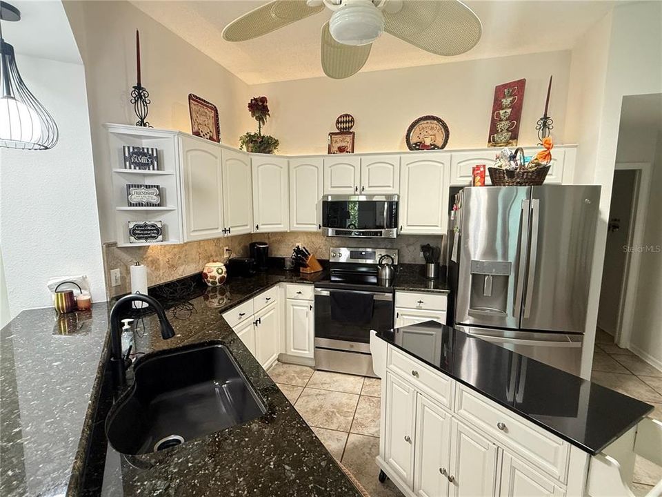 合同活跃: $2,450 (2 贝兹, 2 浴室, 1700 平方英尺)