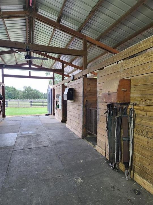 待售: $950,000 (10.89 acres)