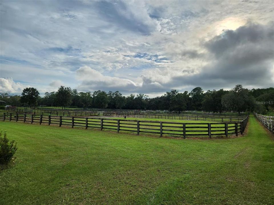 待售: $950,000 (10.89 acres)