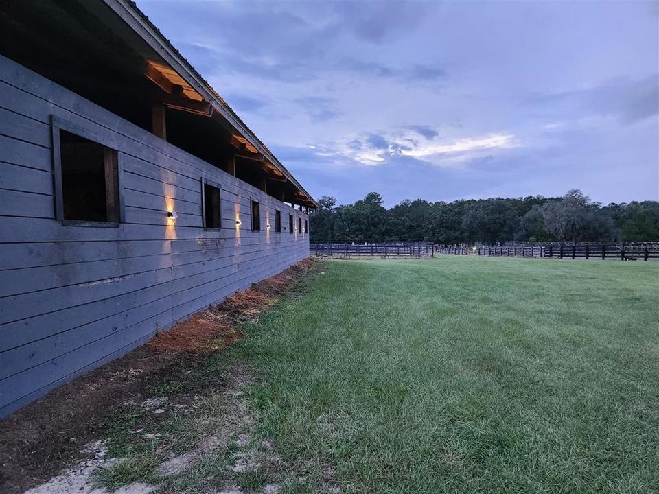 待售: $950,000 (10.89 acres)