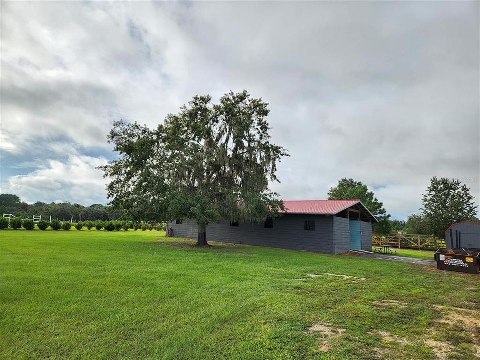 待售: $950,000 (10.89 acres)