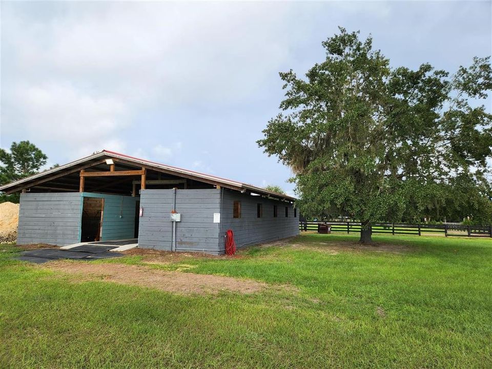 待售: $950,000 (10.89 acres)