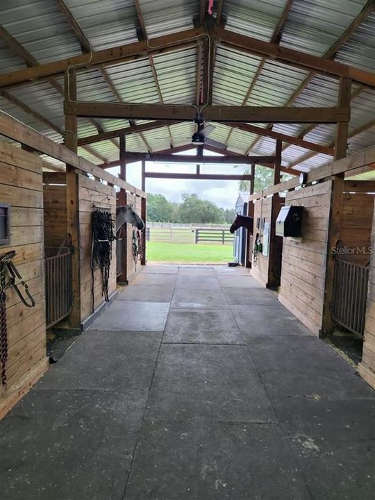 待售: $950,000 (10.89 acres)