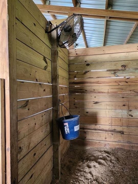 待售: $950,000 (10.89 acres)