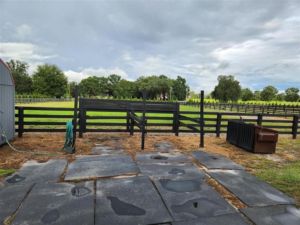 待售: $950,000 (10.89 acres)