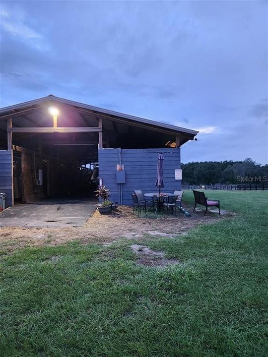 待售: $950,000 (10.89 acres)