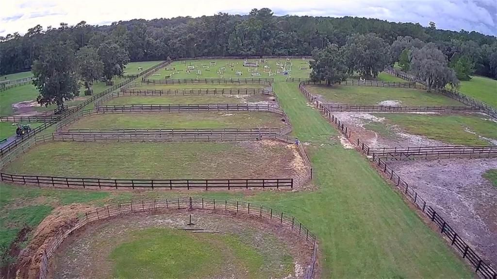 待售: $950,000 (10.89 acres)