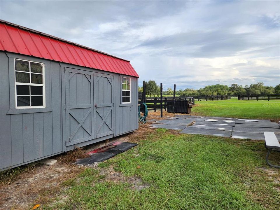 待售: $950,000 (10.89 acres)