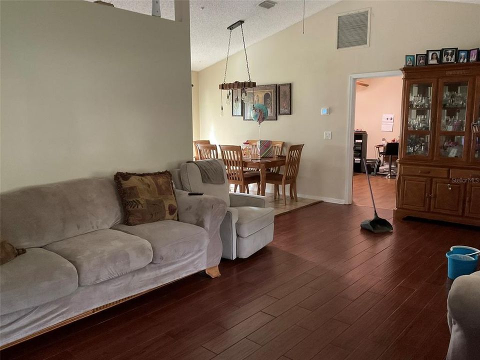 Active With Contract: $180,000 (3 beds, 2 baths, 1325 Square Feet)