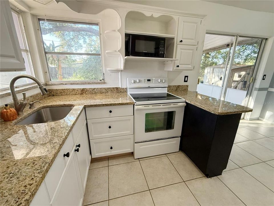 Active With Contract: $260,000 (2 beds, 1 baths, 858 Square Feet)