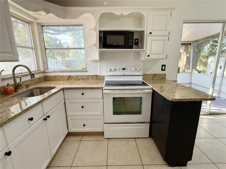 Active With Contract: $260,000 (2 beds, 1 baths, 858 Square Feet)