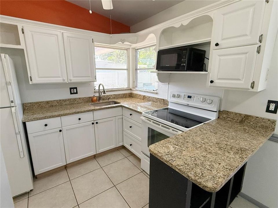 Active With Contract: $260,000 (2 beds, 1 baths, 858 Square Feet)