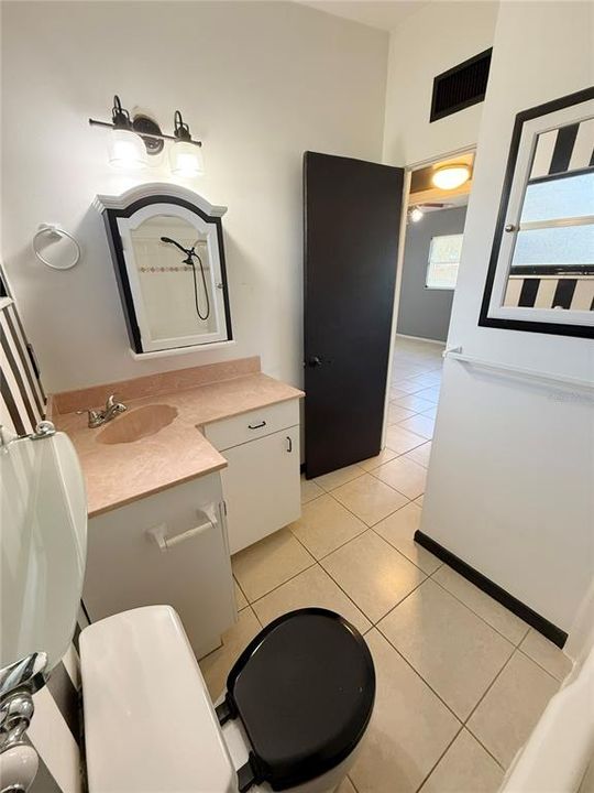 Active With Contract: $260,000 (2 beds, 1 baths, 858 Square Feet)