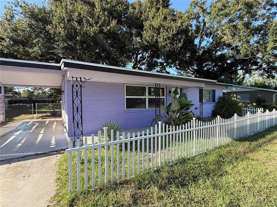 Active With Contract: $260,000 (2 beds, 1 baths, 858 Square Feet)