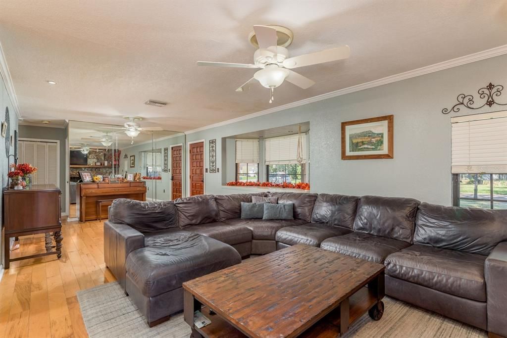 Activo con contrato: $535,000 (4 camas, 3 baños, 2312 Pies cuadrados)