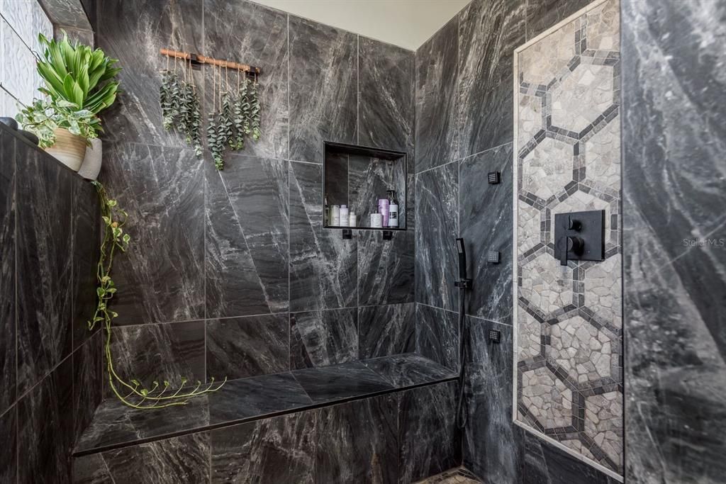 Activo con contrato: $535,000 (4 camas, 3 baños, 2312 Pies cuadrados)