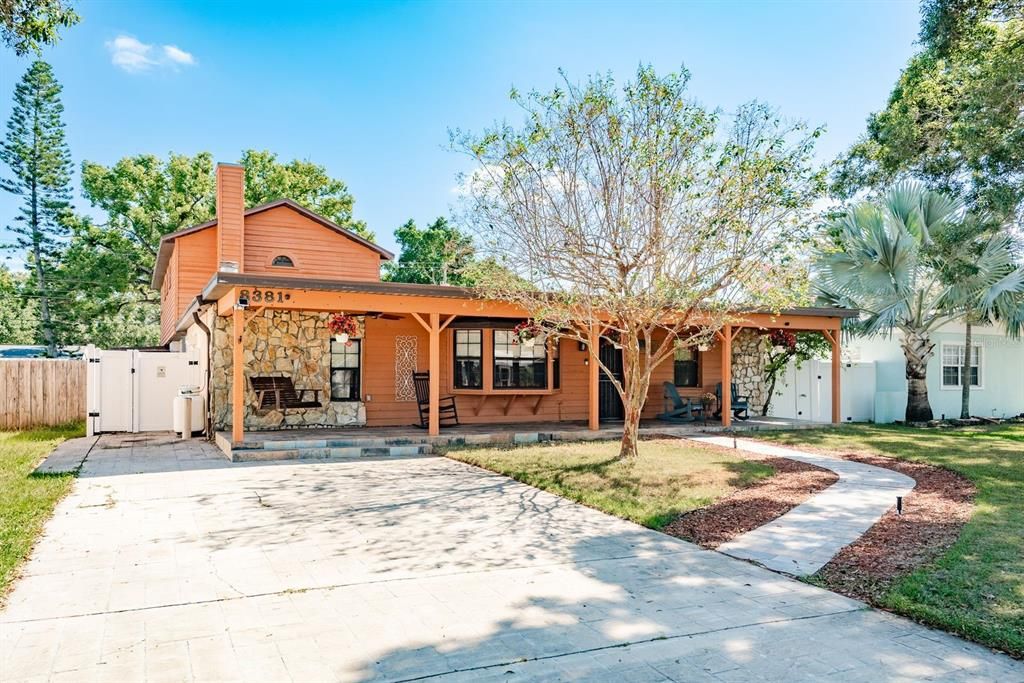 Activo con contrato: $535,000 (4 camas, 3 baños, 2312 Pies cuadrados)