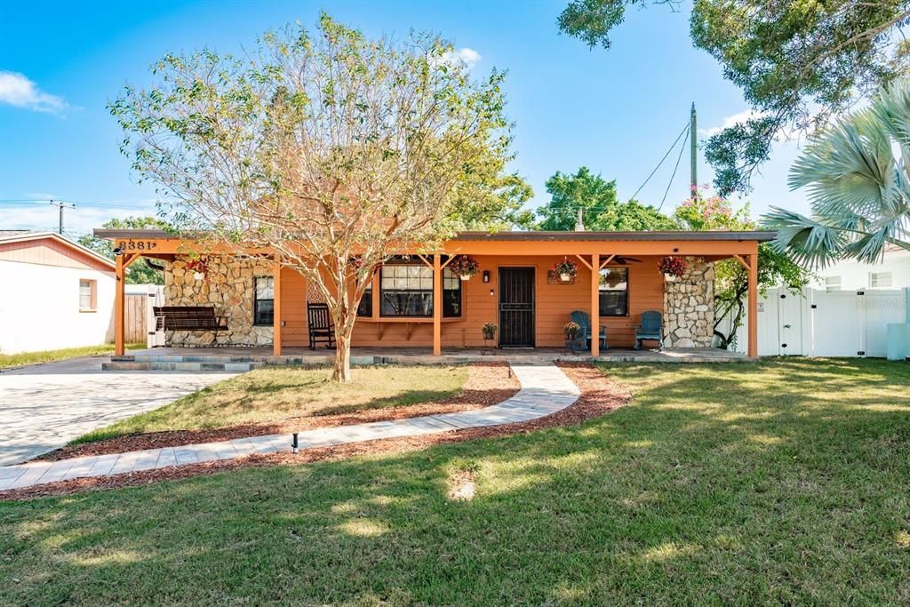 Activo con contrato: $535,000 (4 camas, 3 baños, 2312 Pies cuadrados)