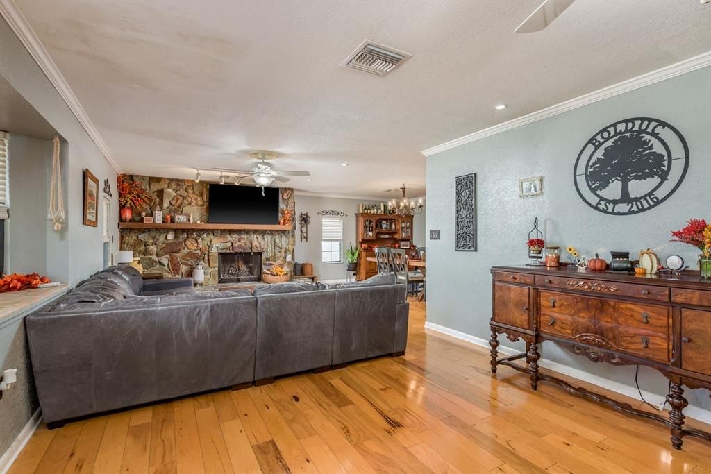 Activo con contrato: $535,000 (4 camas, 3 baños, 2312 Pies cuadrados)