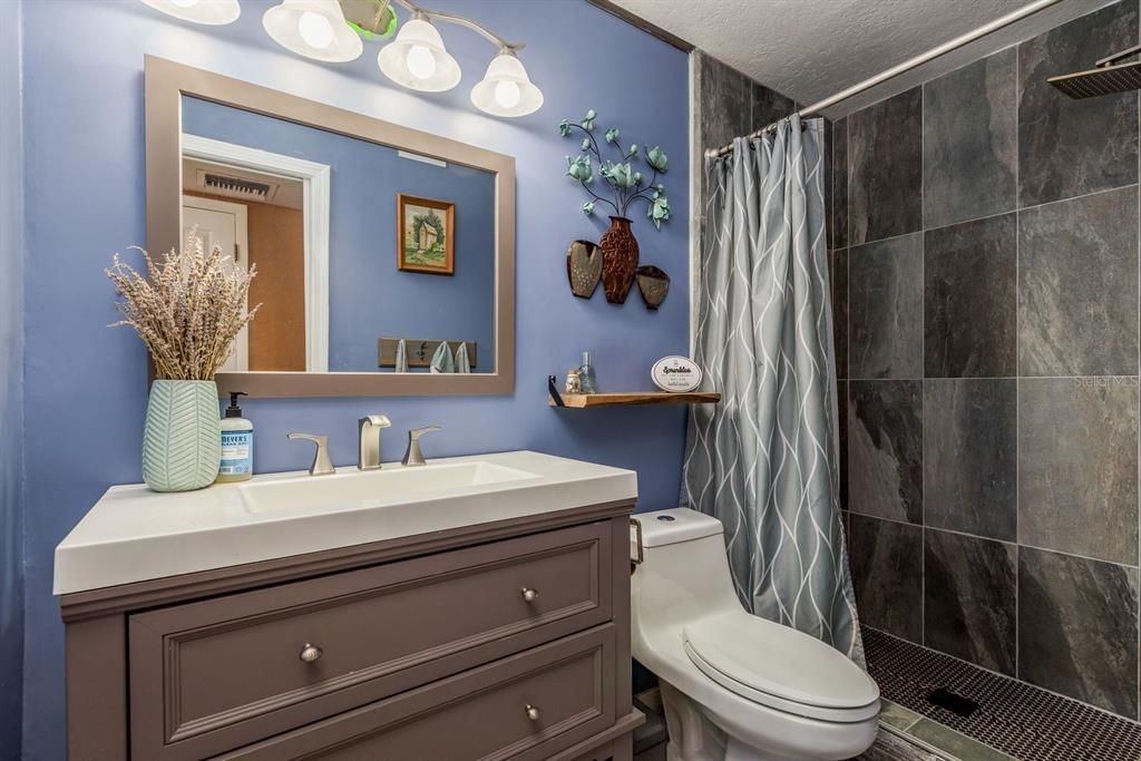 Activo con contrato: $535,000 (4 camas, 3 baños, 2312 Pies cuadrados)