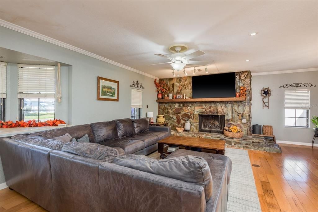 Activo con contrato: $535,000 (4 camas, 3 baños, 2312 Pies cuadrados)