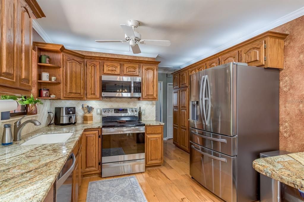 Activo con contrato: $535,000 (4 camas, 3 baños, 2312 Pies cuadrados)