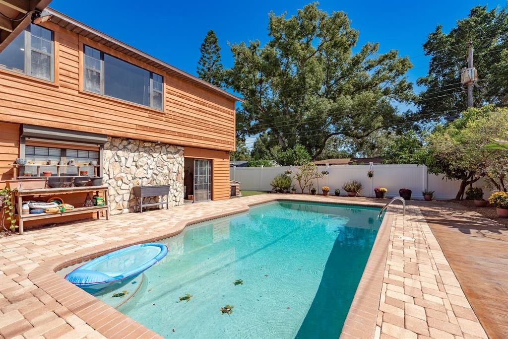 Activo con contrato: $535,000 (4 camas, 3 baños, 2312 Pies cuadrados)