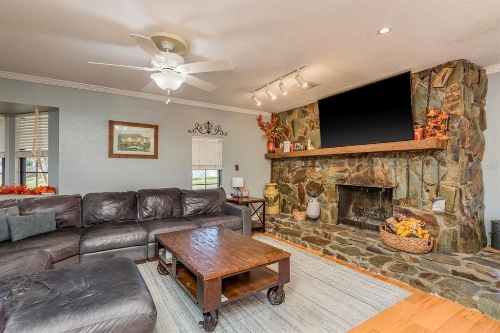 Activo con contrato: $535,000 (4 camas, 3 baños, 2312 Pies cuadrados)