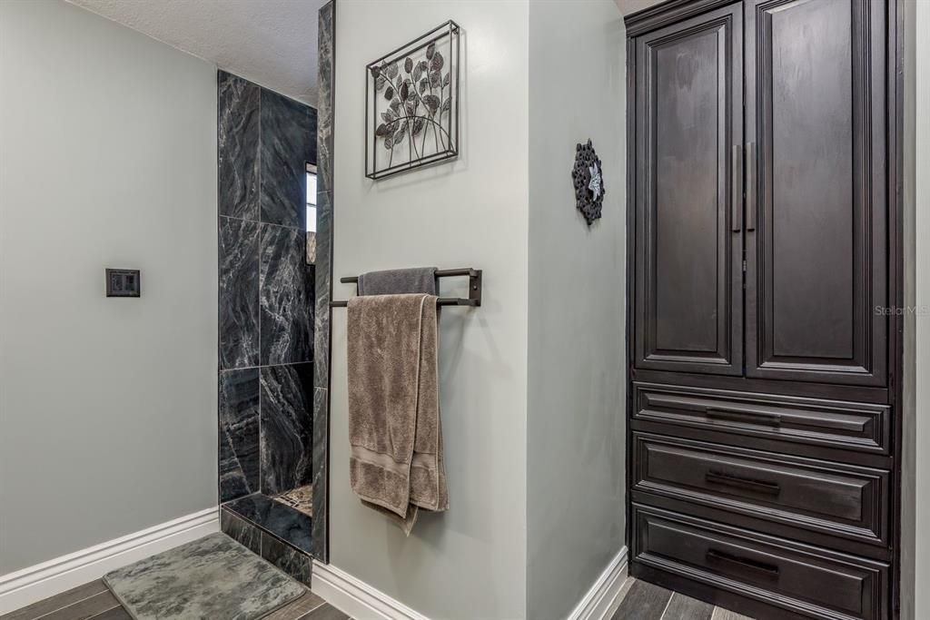 Activo con contrato: $535,000 (4 camas, 3 baños, 2312 Pies cuadrados)