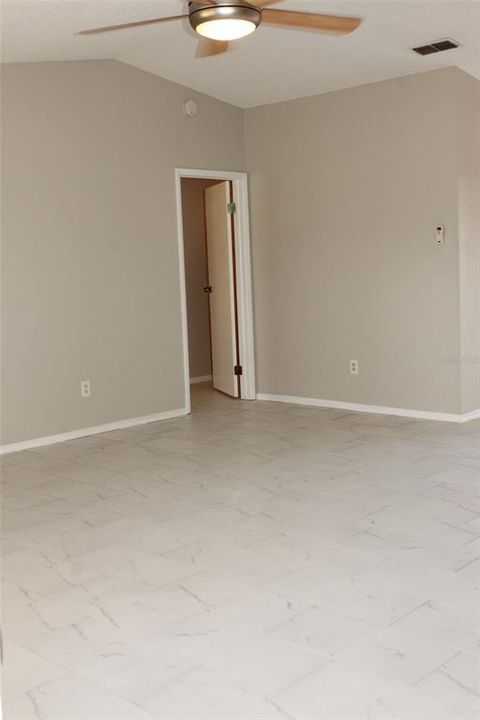 合同活跃: $1,995 (2 贝兹, 2 浴室, 1222 平方英尺)