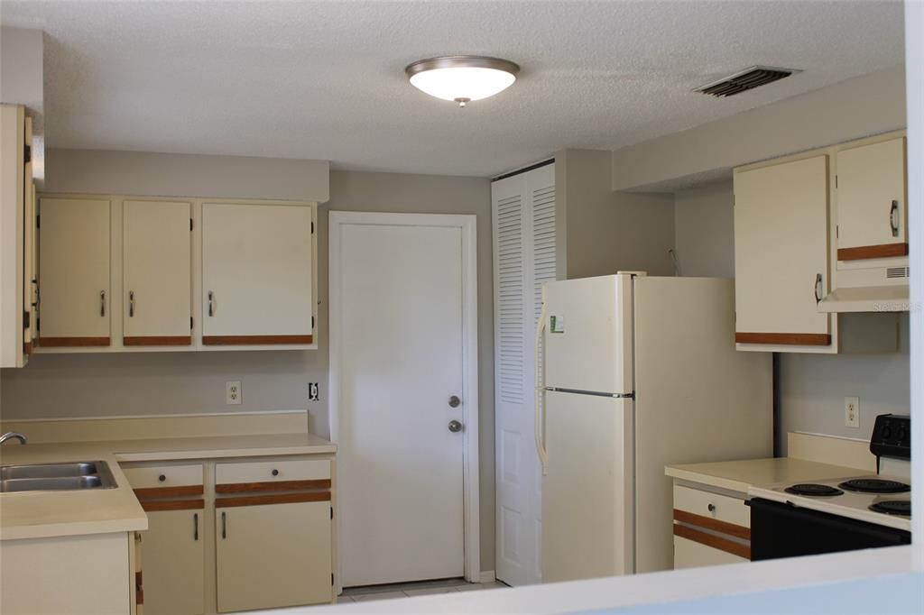 合同活跃: $1,995 (2 贝兹, 2 浴室, 1222 平方英尺)