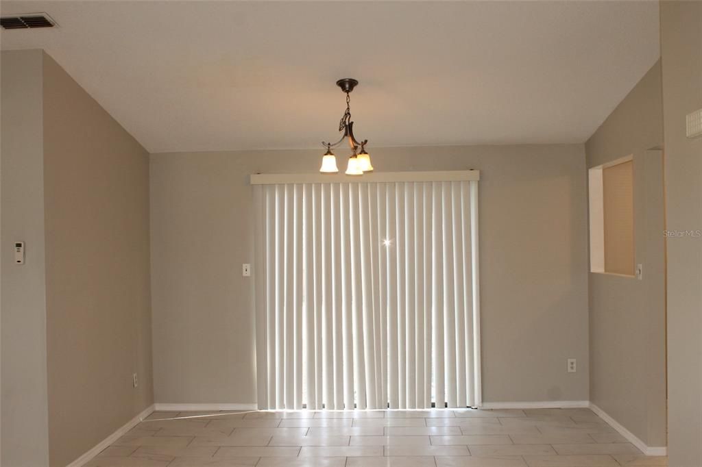 合同活跃: $1,995 (2 贝兹, 2 浴室, 1222 平方英尺)