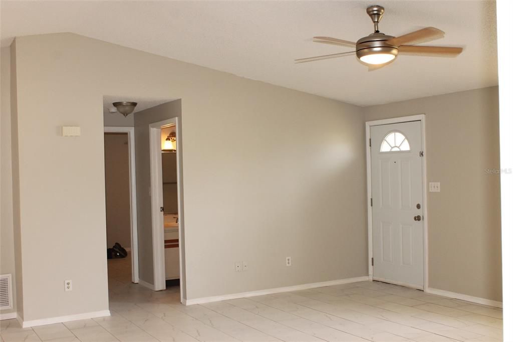 合同活跃: $1,995 (2 贝兹, 2 浴室, 1222 平方英尺)