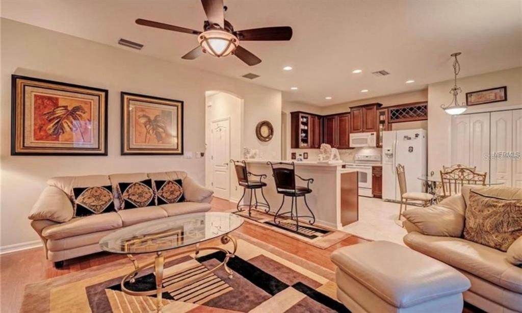 En Renta: $2,500 (4 camas, 2 baños, 2012 Pies cuadrados)