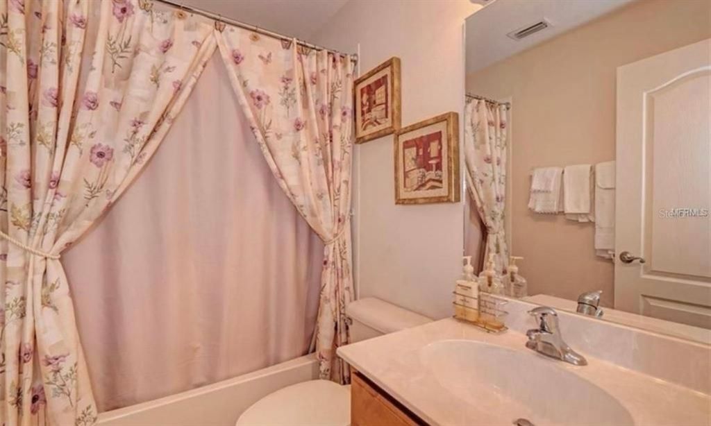 En Renta: $2,500 (4 camas, 2 baños, 2012 Pies cuadrados)