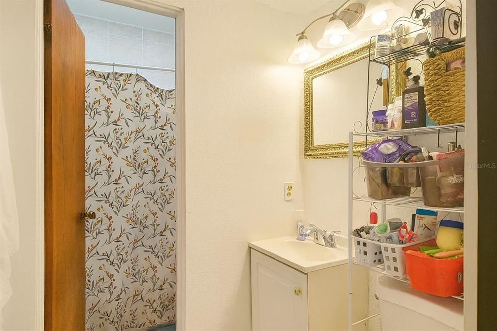 合同活跃: $180,000 (2 贝兹, 1 浴室, 1310 平方英尺)